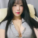 가슴 단추가 못 버텨 옷핀으로 고정한 한갱