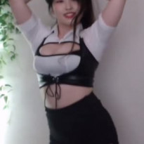 춤추면서 부끄러워하는 소람잉