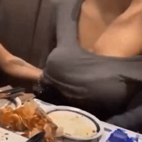실제로 가슴을 이렇게 들어보면 무게감이 느껴지나요?