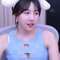 BJ 유치 가슴에 구멍 뚫려 가슴골 노출