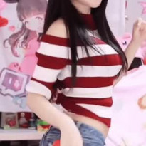 숏팬츠 입고 리액션하는 에디린 gif