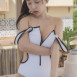 어깨끈 내린 신재은 가슴골 노출 하이레그 수영복