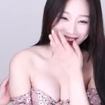 슬쩍 내려 가슴골 보여주는 고마운 손 모음