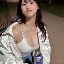 공원에서 맥주 한잔하는 명아 흰나시 가슴골