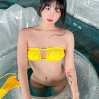 튜브에 노란 끈비키니 팬티를 벗어놓은 모델 장주 ㅗㅜㅑ