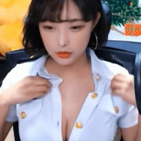 가슴골 노출에 깜짝 놀라는 김갑주