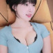 조명 비교중인 강인경 검정 레이스브라 가슴골