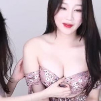 한갱 옆에서 옷내려서 보여주는 가슴골