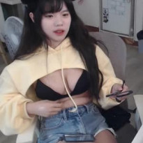 우사기인뎅 가슴위까지 크롭된 노란의상 블랙 브라