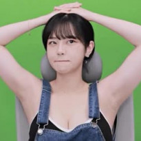 머리 위로 팔 올린 쵸단 멜빵 겨드랑이 가슴골