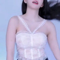 마젠타 청바지에 레이스 홀터넥 2분할