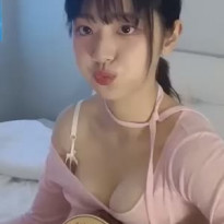 쵸단 우주를 줄게 커버 기타위에 올려둔 핑크 가슴