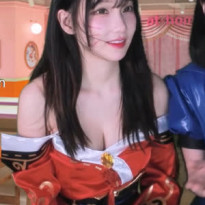 마젠타 아리 코스프레 살짝 숙인 가슴골