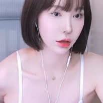 겨우디 흰 끈나시 숙인 가슴골 섹시한 단발