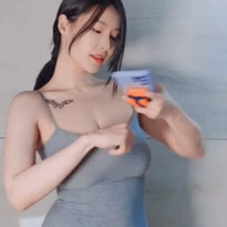 자기 가슴 찍어서 슬쩍 보여주는 미시룩녀