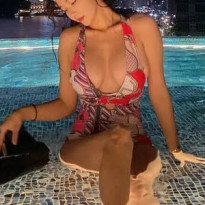오또맘 예쁜 수영복 벌어진 가슴골