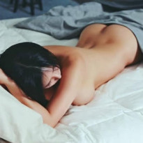 올누드로 침대에 누운 모델 윤체리
