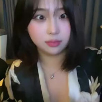 유하 야한 혓바닥 가슴골 노출