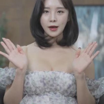 새해인사 하는 꽃빵 오프솔더 가슴골