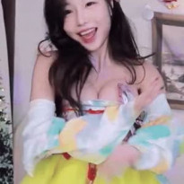한복 입은 수련수련 오프솔더 출렁이는 윗가슴