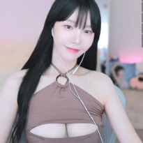 스트리머 겨우디 절개 의상 가슴골