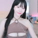 스트리머 겨우디 절개 의상 가슴골