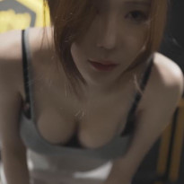 줄넘기 하는 연나비 회색 민소매 숙인 가슴골