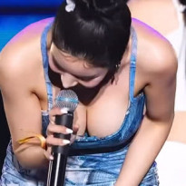 예의 바르게 인사하는 권은비 묵직한 가슴골