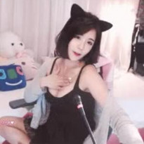 BJ 서윤 민소매 크롭탑 가슴골