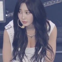 에스파 지젤 멜빵 상의 가슴골