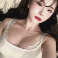 침대위에 누워있는 꽃빵 레이스 브라 가슴골
