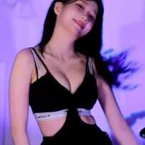 마젠타 스포츠 브라 위에 입은 독특한 의상 가슴골 출렁임