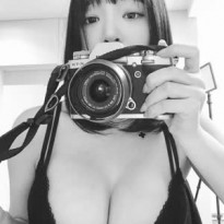 카메라 든 강인경 책상에 올려둔 큰 가슴
