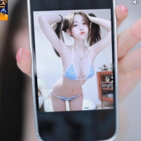 방송중에 줄무늬 끈비키니 사진 보여주는 짜미