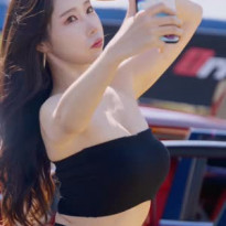 셀카 찍어주는 팬서비스 레이싱모델 정혜정 튜브탑 가슴골