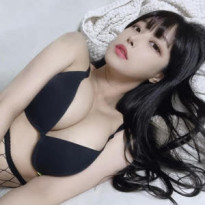 스트리머 김갑주 블랙 브라 옆으로 누운 가슴골