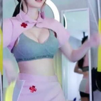 안대 쓴 핑크 간호사 마젠타 회색 브라