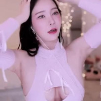 겨우디 가슴에 구멍난 니트 민소매 가슴골