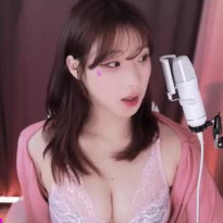 명아츄 가슴골 위 가운데 점 집중 포인트