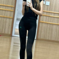오마이걸 유아 연습 후 거울 셀카 기럭지 좋은 레깅스 핏
