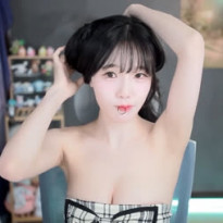 수련수련 야드랑이 노출 리본 달린 체크 튜브탑 가슴골