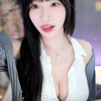 수련 수련 단추푼 흰 셔츠 가슴골 근접