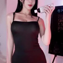 한갱 블랙 끈나시 원피스 가슴골 내려서 보여주는 슴부먼트