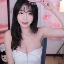 빗질하는 수련수련 앞지퍼 오프솔더 가슴골 겨드랑이