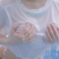 물에서 나오는 에디린 젖은 흰티 가슴 손브라
