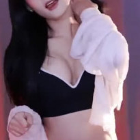 고라니율 출렁이는 가슴 브라탑 의자위에 엎드려 보여주는 엉덩이 청바지 라인
