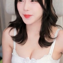 수련수련 화이트 민소매 의상 가슴골 청순 미모