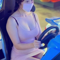 유튜버 워니 오락실에서 오락중인 미시룩 원피스 몸매