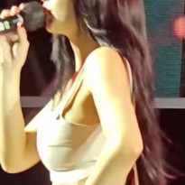 권은비 머리 정리하다가 크롭탑 어깨끈 훌렁 뭉클한 가슴