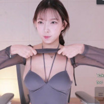 이지각 망사 상의 걷어 올려서 보여주는 끈 브라렛 가슴